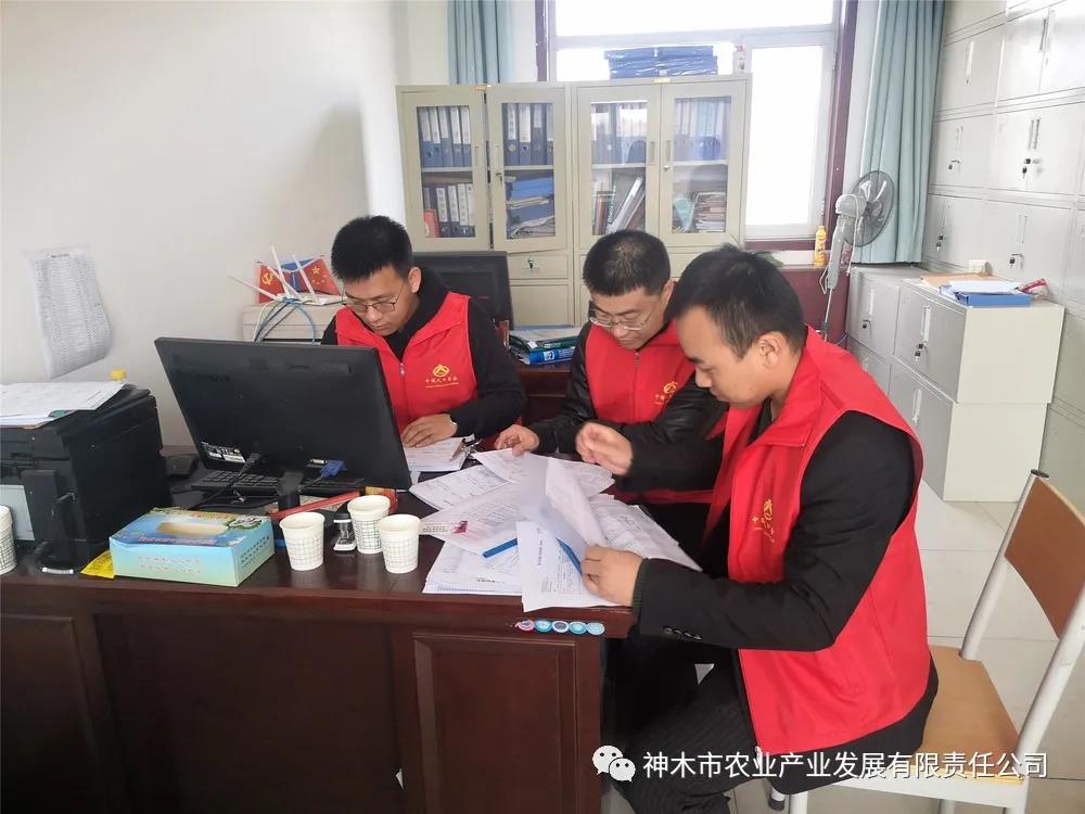 神木市农业产业公司组织党员、干部到钟楼社区开展“双报到”帮助开展人口普查工作