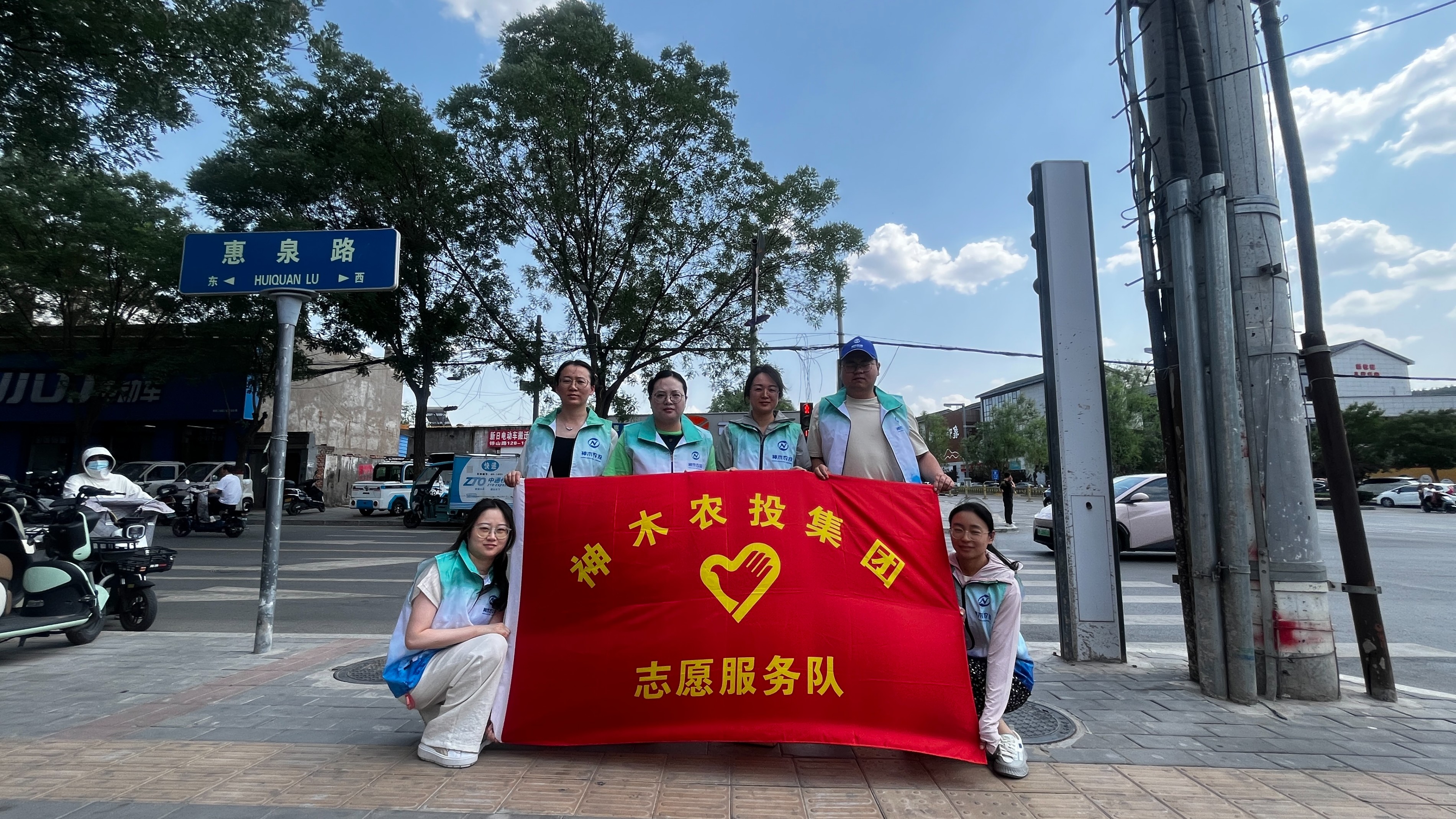 乐天使开展 “交通文明引导，共筑安全出行防线”志愿服务活动